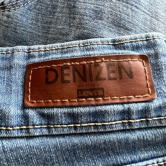 Levi’s Denison high rise, medium wash blue jeans size 10, five pockets. - Picture 3 of 6
